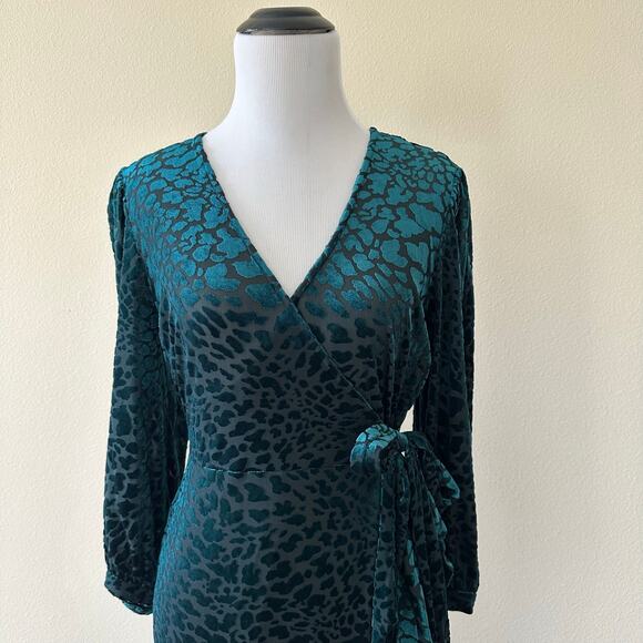 Calvin Klein Animal Print Velvet Burnt Out Emerald Green Wrap Dress Size 6 NWT - Picture 2 of 13